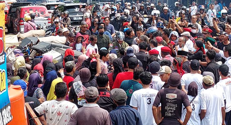 Ganjar Naik Vespa Blusukan ke Pasar Induk Kajen Pekalongan