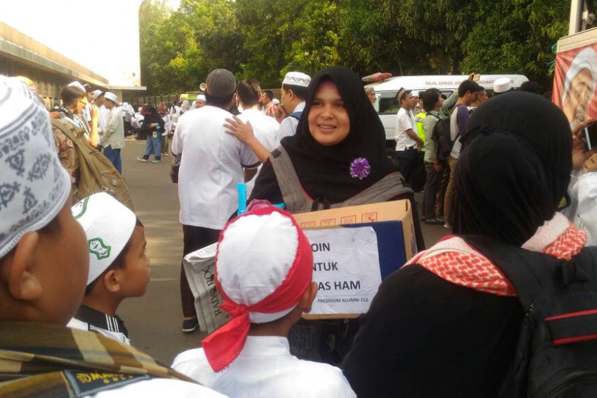 Massa aksi bela ulama kumpulkan koin untuk Komnas HAM di Masjid Istiqlal, Jumat (9/6/2017)