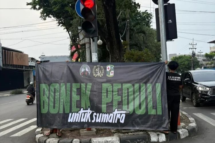 Bonek Disaster Response Team (BDRT.27) menggalang dana untuk membantu korban banjir dan tanah longsor di Pulau Sumatera. Mereka lakukan penggalangan dana di sejumlah titik lampu merah Surabaya.