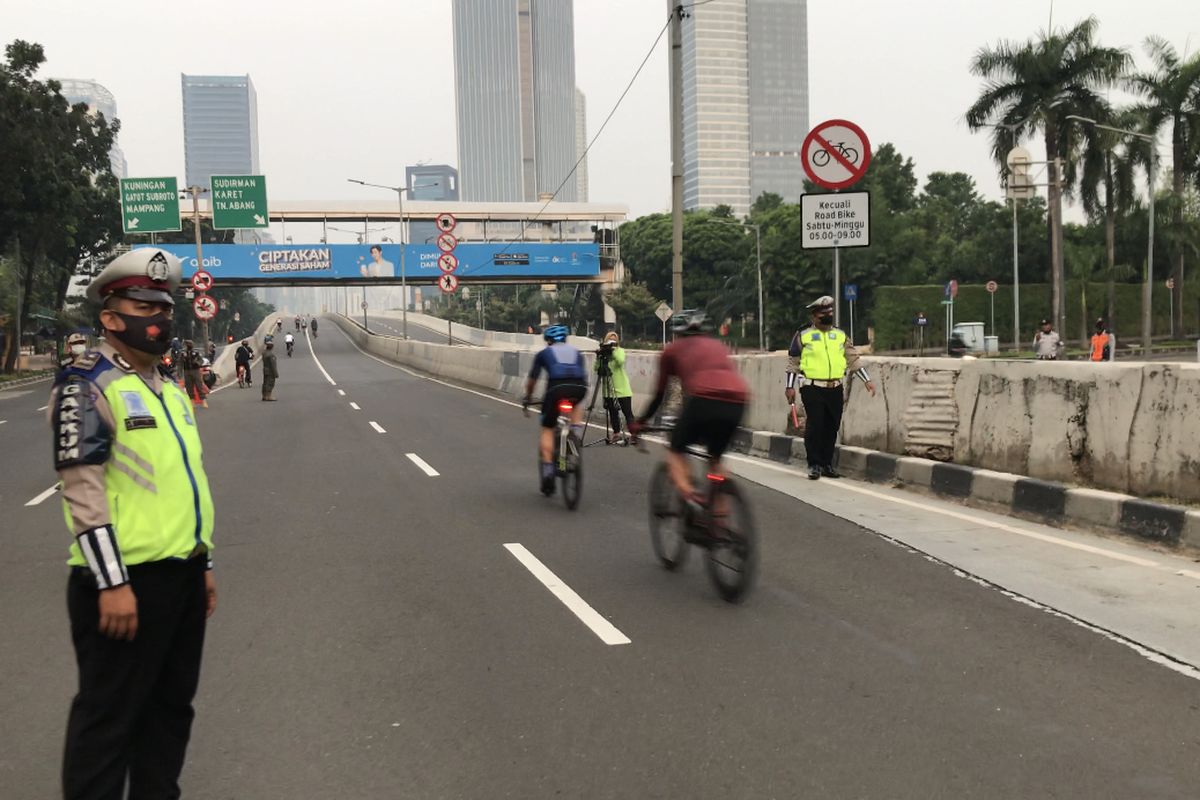 Sejumlah petugas gabungan berjaga di Jalan Layang Non Tol Kampung Melayu-Tanah Abang pada Minggu (23/5/2021) pagi.