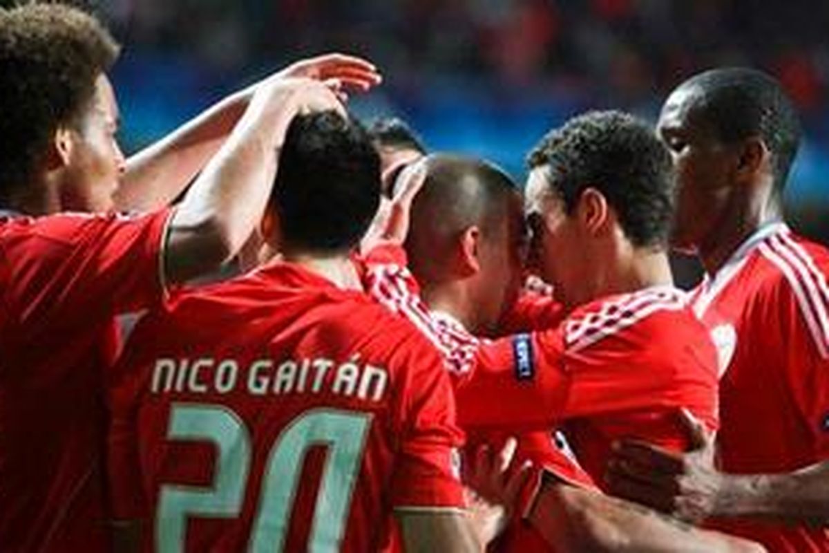 Para pemain Benfica merayakan gol ke gawang Zenit St. Petersburg pada pertandingan leg kedua babak 16 besar Liga Champions, Selasa atau Rabu (7/3/2012) dini hari WIB. Benfica akhirnya menang 2-0 dan berhak ke perempat final, karena unggul agregat 4-3.