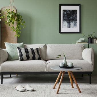 Ilustrasi ruang tamu dengan warna dinding sage green atau hijau sage.