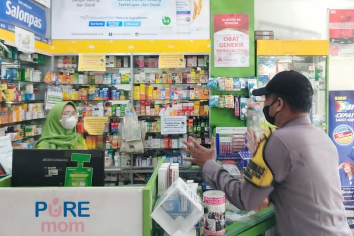 Bhabinkamtibnas monitoring peredaran obat sirop di apotek kawasan Cilandak, Jakarta, Senin (24/10/2022). 