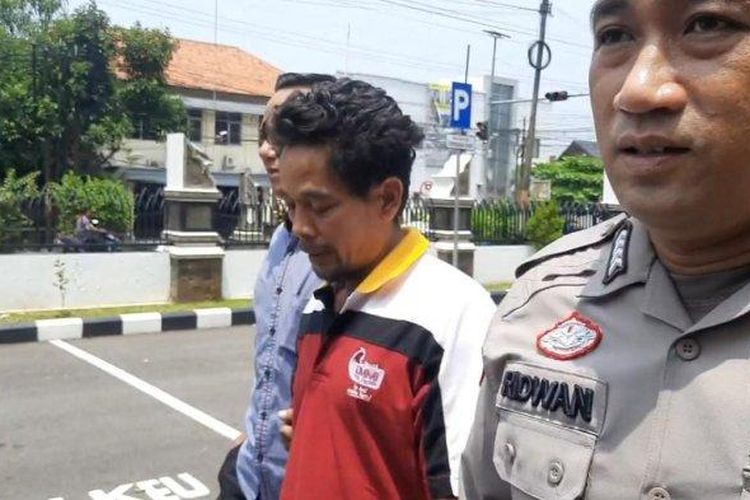 Sopir truk penyebab kecelakaan beruntun di Tol Cipularang Km 92, Rouf (44) hendak melakukan pemeriksaan kesehatan di Klinik Bhayangkara Polres Purwakarta, Kamis (14/11/2024). 
