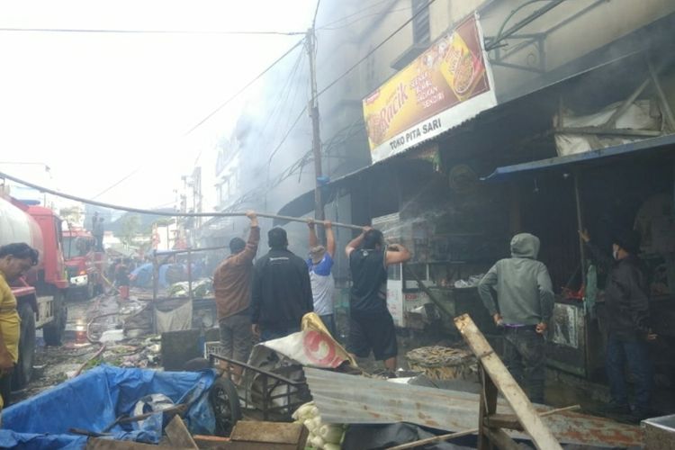 Pasar Berastagi di Kabupaten Karo, Sumut, terbakar pada Selasa (17/11/2020) dini hari. Sekitar 95 persen bangunan rusak akibat kebakaran. 