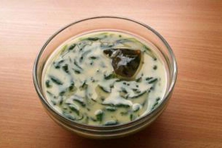 Es cendol, bisa disajikan dengan tambahan irisan nangka atau tape sesuai selera.