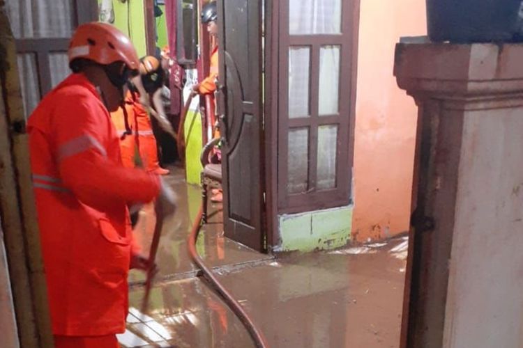 Tim TRC BPBD Kabupaten Bogor sedang melakukan penanganan bencana banjir dan longsor akibat hujan deras yang melanda Kabupaten Bogor, Jawa Barat, pada Minggu (24/3/2024) malam.