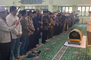 Jimmly Asshiddiqie Hadiri Shalat Jenazah Antasari Azhar di Masjid Asy-Syarif Serpong