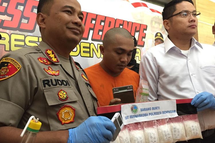 Polresta Denpasar saat gelar pers rilis penangkapan kurir narkoba seberat 1,3 Kg, Rabu (6/11/2019)