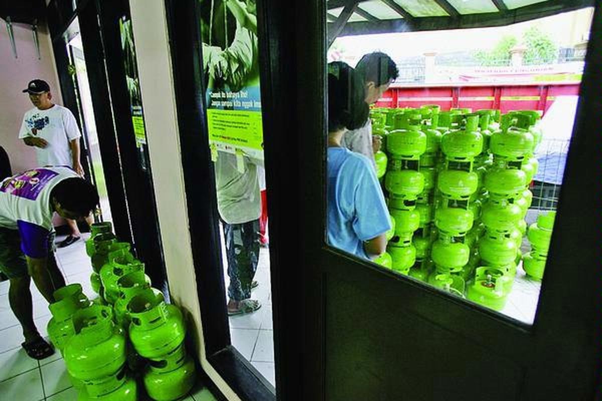 Warga membantu mendistribusikan 588 tabung elpiji 3 kilogram yang diperuntukkan bagi pelaku usaha kecil dan menengah (UKM) di Kelurahan Gelora, Kecamatan Tanah Abang, Jakarta, Senin (21/4). Pemerintah kian fokus melanjutkan program konversi minyak tanah ke elpiji. Mulai Mei 2008, pemerintah akan menghapus biaya subsidi untuk minyak tanah.  