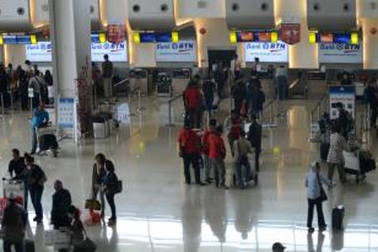 Aktivitas calon penumpang melakukan pendaftaran keberangkatan di Terminal 2 Bandara Juanda, Sidoarjo, Jawa Timur, Minggu (1/3/2015).