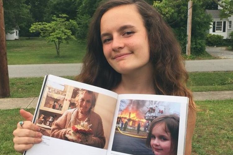 Zoë Roth, gadis di dalam meme Disaster Girl memegang foto asli yang viral menjadi meme.