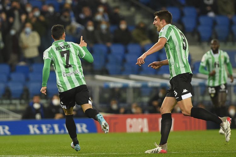 Penyerang Real Betis, Juanmi (kiri), melakukan selebrasi setelah mencetak gol pertama timnya ke gawang Real Sociedad dalam laga perempat final Copa del Rey di Stadion Anoeta, San Sebastian, 3 Februari 2022.