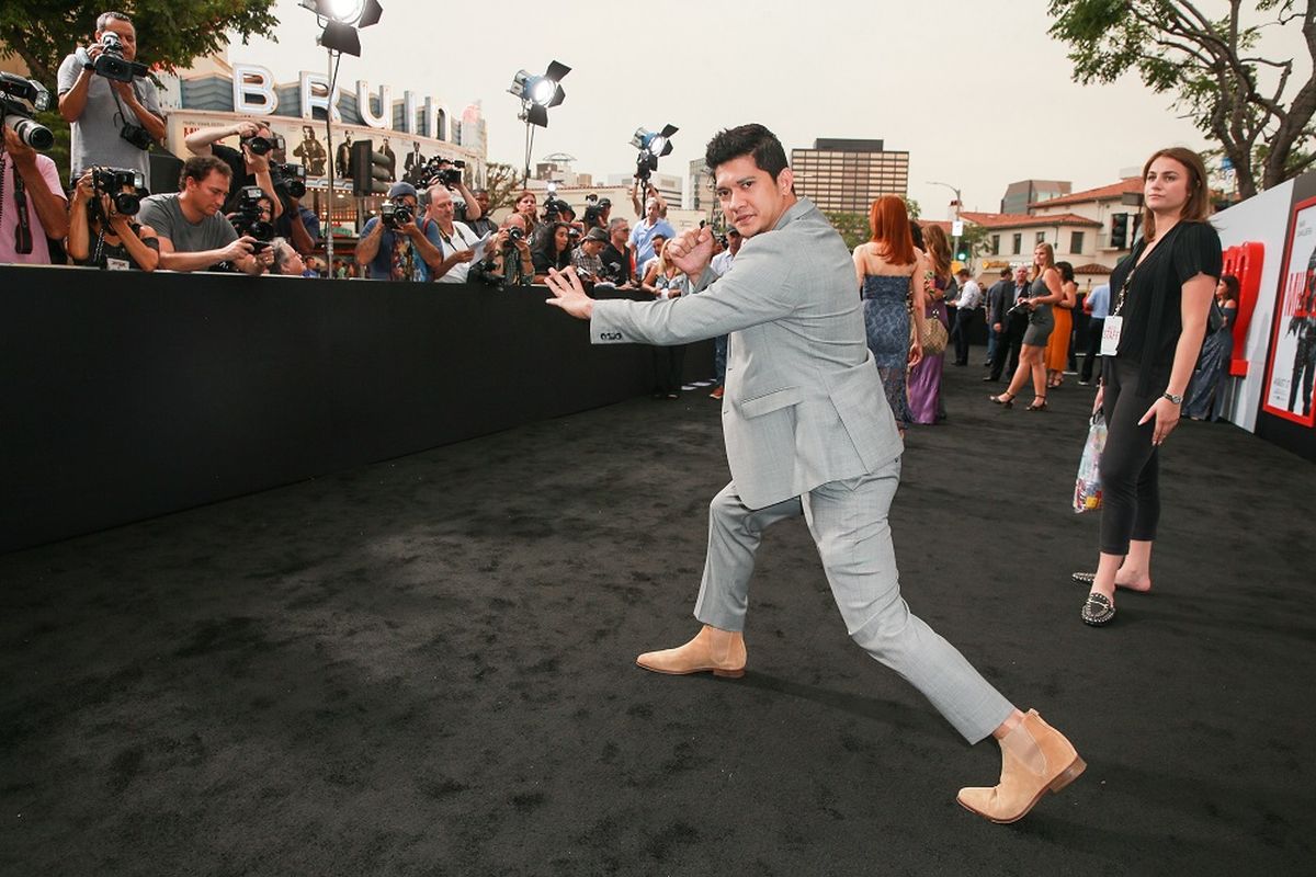 Artis peran laga Indonesia Iko Uwais berpose dengan gerakan pencak silat ketika menghadiri pemutaran perdana film Mile 22 di Fox Theater, Westwood Village, Westwood, California, AS, pada Kamis (9/8/2018) waktu setempat.