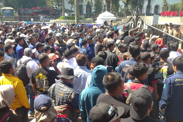 Sejumlah pelaku pariwisata seperti sopir bus pariwisata hingga pengusaha UMKM di Jawa Barat menggelar aksi demonstrasi di Gedung Sate, Jalan Diponegoro, Kota Bandung, Senin (21/7/2025). Mereka mendesak Gubernur Jawa Barat Dedi Mulyadi mencabut larangan Study tour.