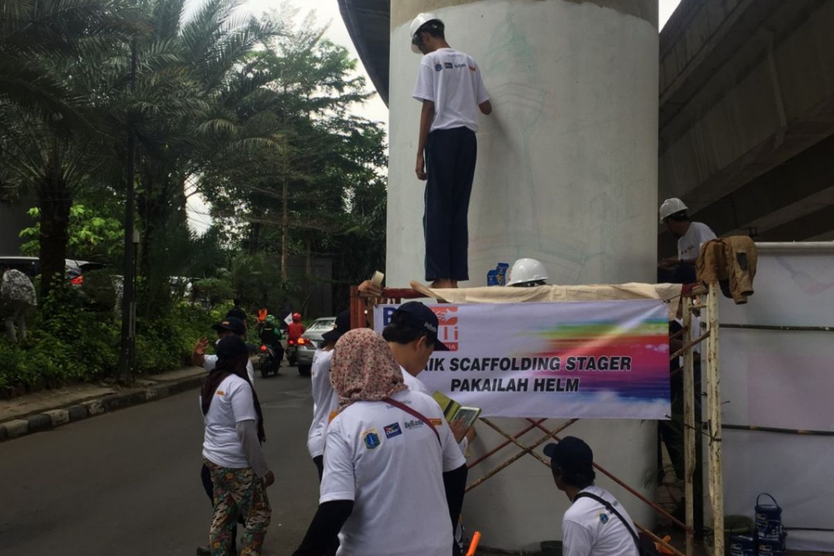 Sejumlah siswa mengecat tiang JLNT di Antasari, Sabtu (10/3/2018). Sebanyak 63 tiang di jalur ini akan diwarnai dengan mural.