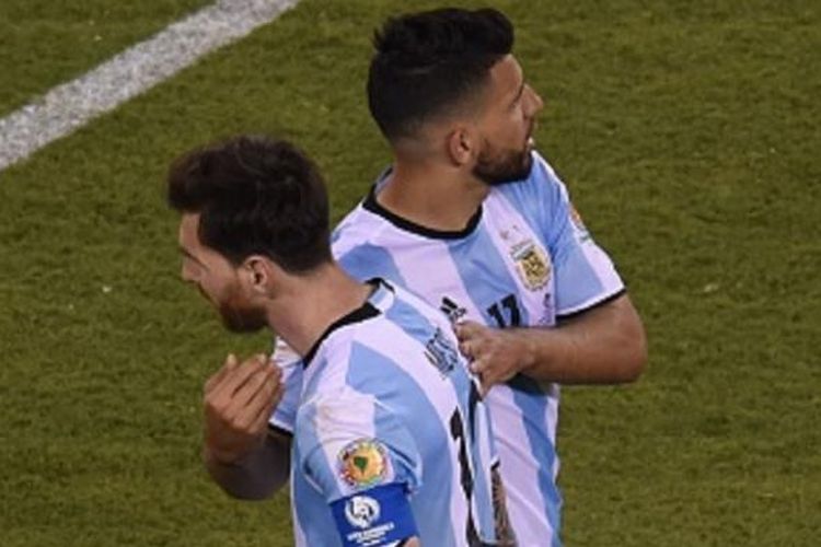 Sergio Aguero coba membesarkan hati Lionel Messi yang gagal saat eksekusi penalti pada final Copa America Centenario, Minggu (26/6/2016). 