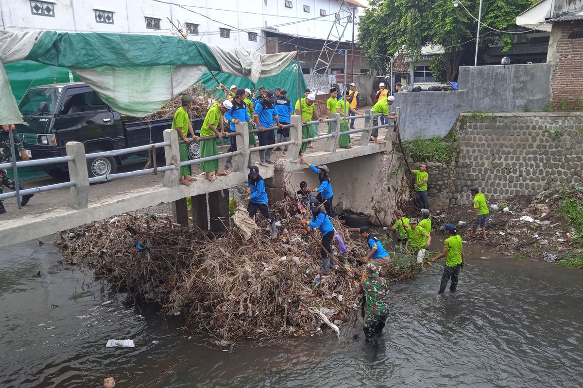 Ratusan santri Pondok Sidogiri Pasuruan ikut membersihkan sisa sampah yang menjadi penyebab meluapnya anak kali sungai Welang Banjir, Minggu (09/02/2025).
