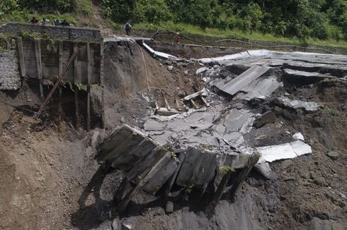 Jalan di Lumajang Tiba-tiba Ambles, BBPJN: Terlalu Banyak Rembesan Air