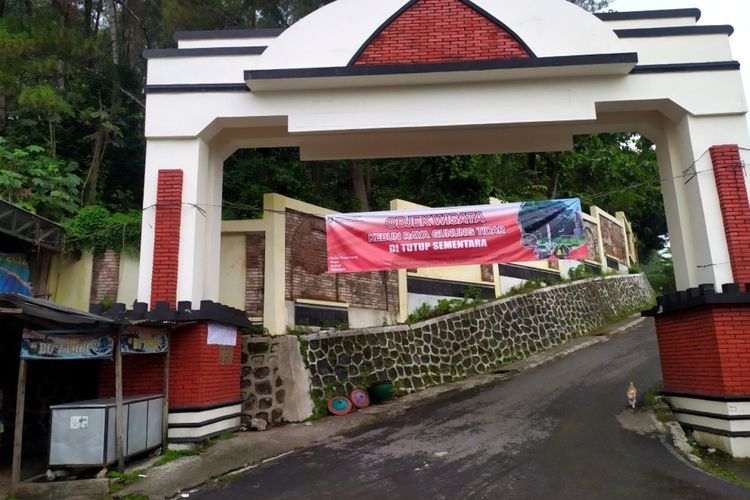Kebun Raya Gunung Tidar Kota Magelang masih tutup untuk kunjungan wisata.