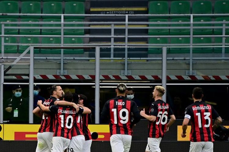 Zlatan Ibrahimovic (kiri) melakukan selebrasi bersama rekan satu timnya pada laga Inter Milan vs AC Milan dalam lanjutan pekan keempat Liga Italia yang berlangsung di Stadion Giuseppe Meazza, Sabtu (17/10/2020).