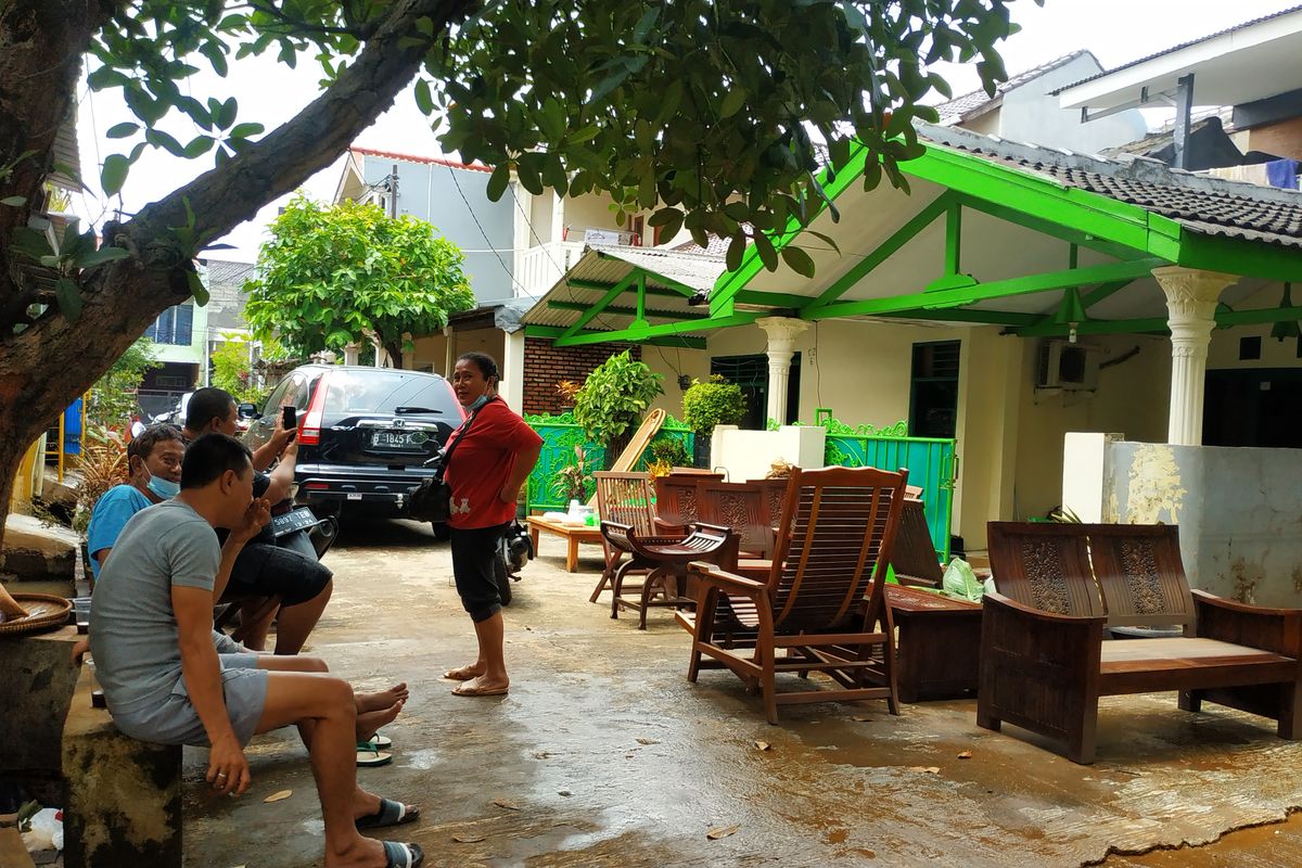 Warga Bumi Nasio Indah, Jatiasih, Kota Bekasi, tampak mulai membersihkan rumah-rumah mereka dari sisa banjir serta menjemur perabotan rumah tangga yang basah setelah banjir surut pada Senin (22/2/2021).