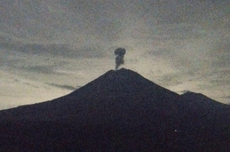 Senin Malam, Gunung Semeru Kembali Letuskan Abu Setinggi 1.000 Meter di Atas Puncak