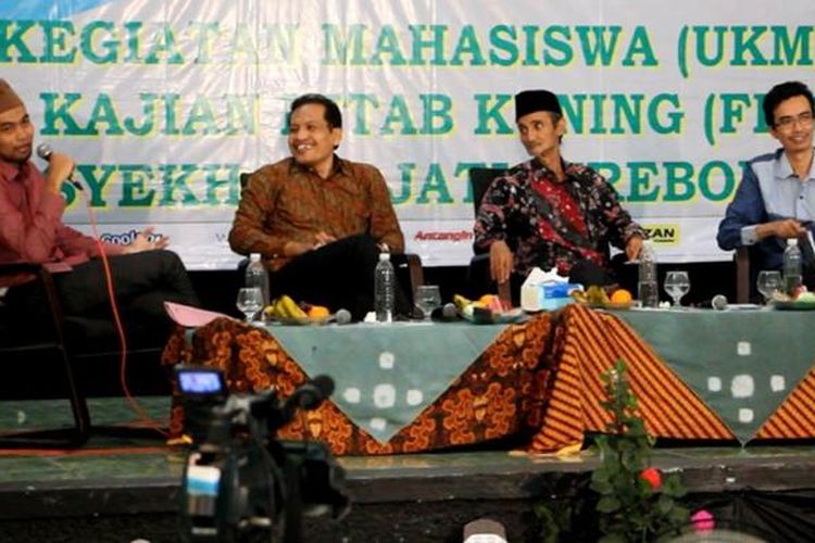 Muhamad Iqbal memoderatori Seminar Nasional “Negara Beragama atau Agama Bernegara” yang dihadiri Ulil Abshar Abdalla, Kiayi Husein Muhamad, dan Muhammad Al-Fayyadl di aula Institute Agama Islam Negeri (IAIN) Cirebon, Sabtu lalu (18/2/2017). Ketiga Tokoh Islam Nasional ini membahas banyak hal terkait isu yang sedang berkembang termasuk di dalamnya hoax, fitnah dan seruan kebencian.