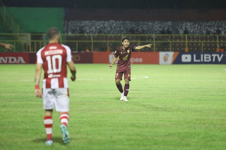 Pemain PSM Makassar M Arfan saat laga pekan ke-10 Liga 1 2023-2024 melawan Persis Solo yang berakhir dengan skor 1-0 di Stadion Gelora BJ Habibie Parepare, Senin (28/8/2023) malam. Artikel ini berisi hasil RANS FC vs Persis Solo, Jumat (22/9/2023).