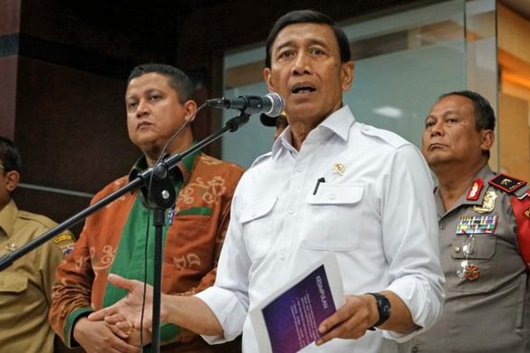 Menko Pokhukam Wiranto saat memberikan keterangan usai rapat koordinasi terbatas tingkat menteri terkait pengamanan Pilkada serentak di kantor Kemenko Polhukam, Jakarta Pusat, Senin (6/2/2017).