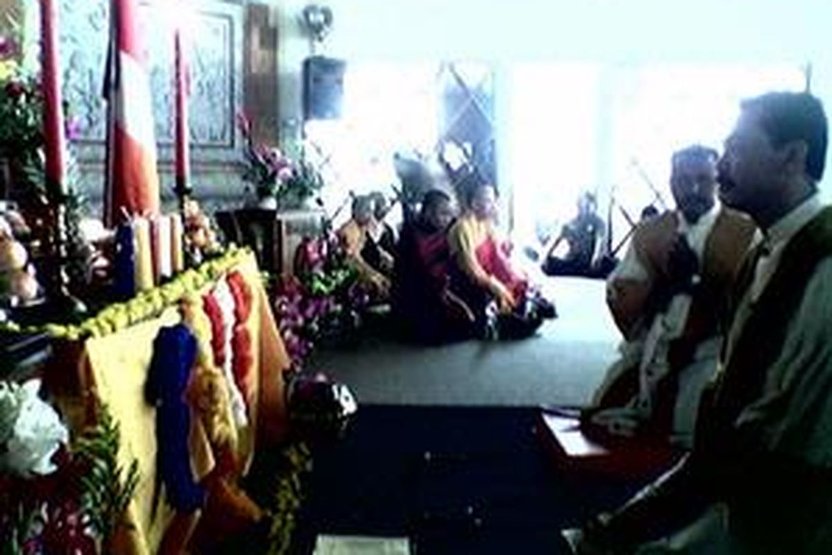 Prosesi peringatan Hari Waisak di Taman Mini Indonesia Indah yang mengambil tema Cintailah Alam, Maka Dunia Akan Bahagia.