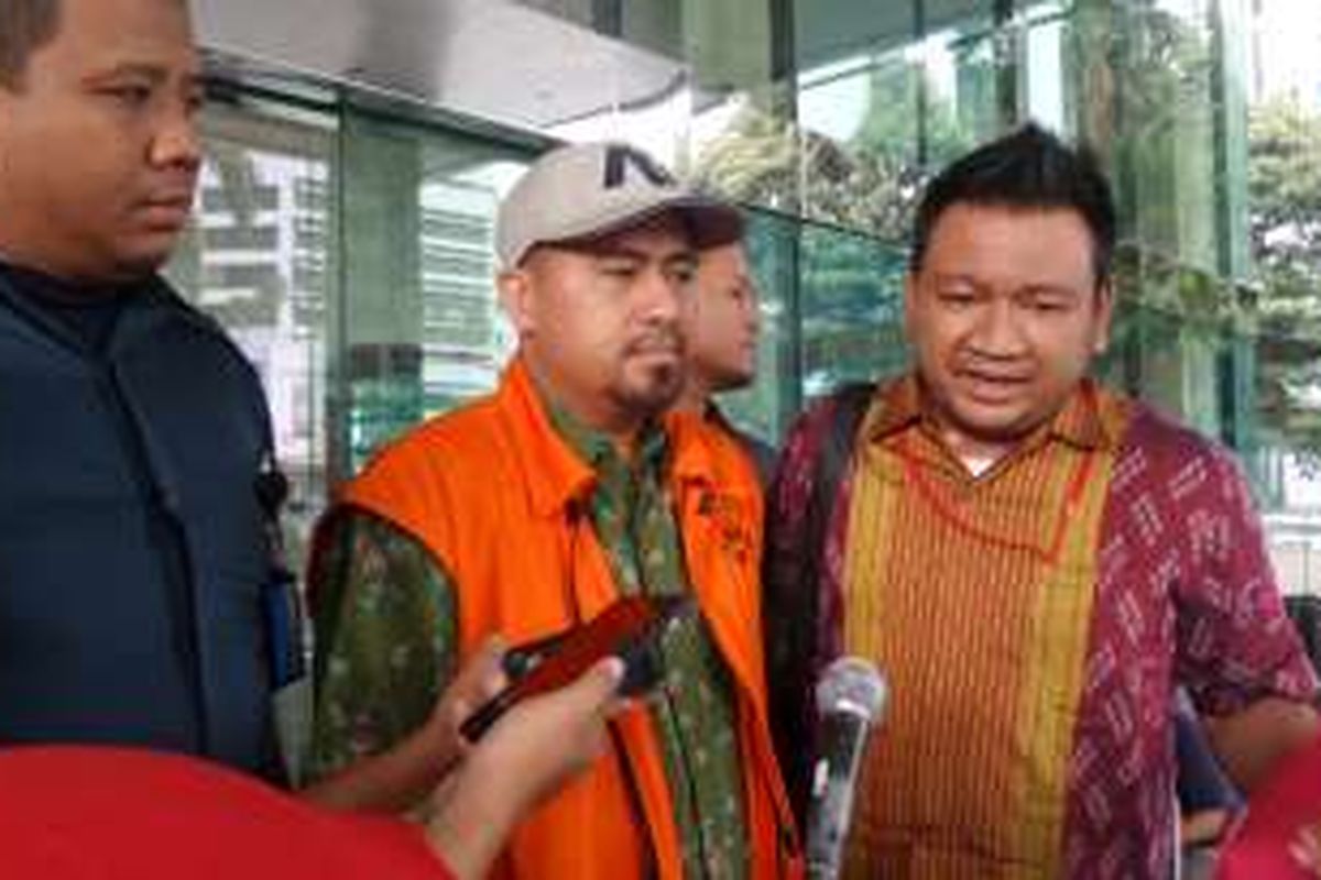 Kakak Saipul Jamil, Samsul Hidayatullah, mengenakan rompi tahanan KPK seusai diperiksa di Gedung KPK, Jakarta, Kamis (11/8/2016).