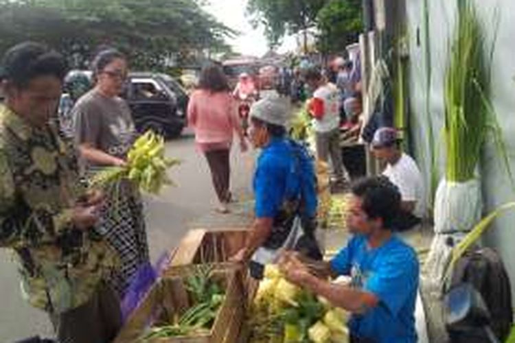 Caption 1: Aktivitas penjual selongsong ketupat di Pasar Bandarjo, Ungaran, Kabupaten Semarang, Selasa (12/7/2016) pagi.