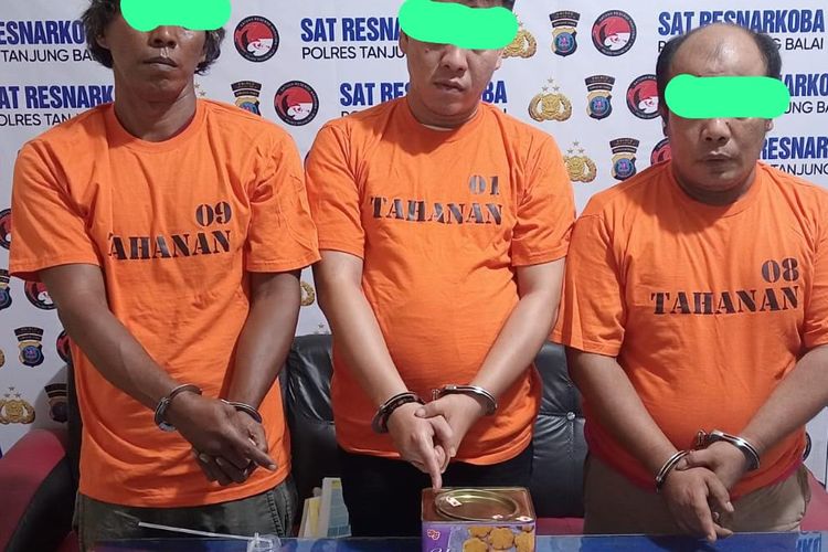 ASN di Tanjung Balai, MZ (tengah) bersama 2 temannya ditangkap polisi karena menjadi pengedar sabu