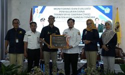 Jadi yang Tercepat Saluran DAK Fisik dan Dana Desa, Pemkab HST Raih 2 Penghargaan dari DJPb Kalsel