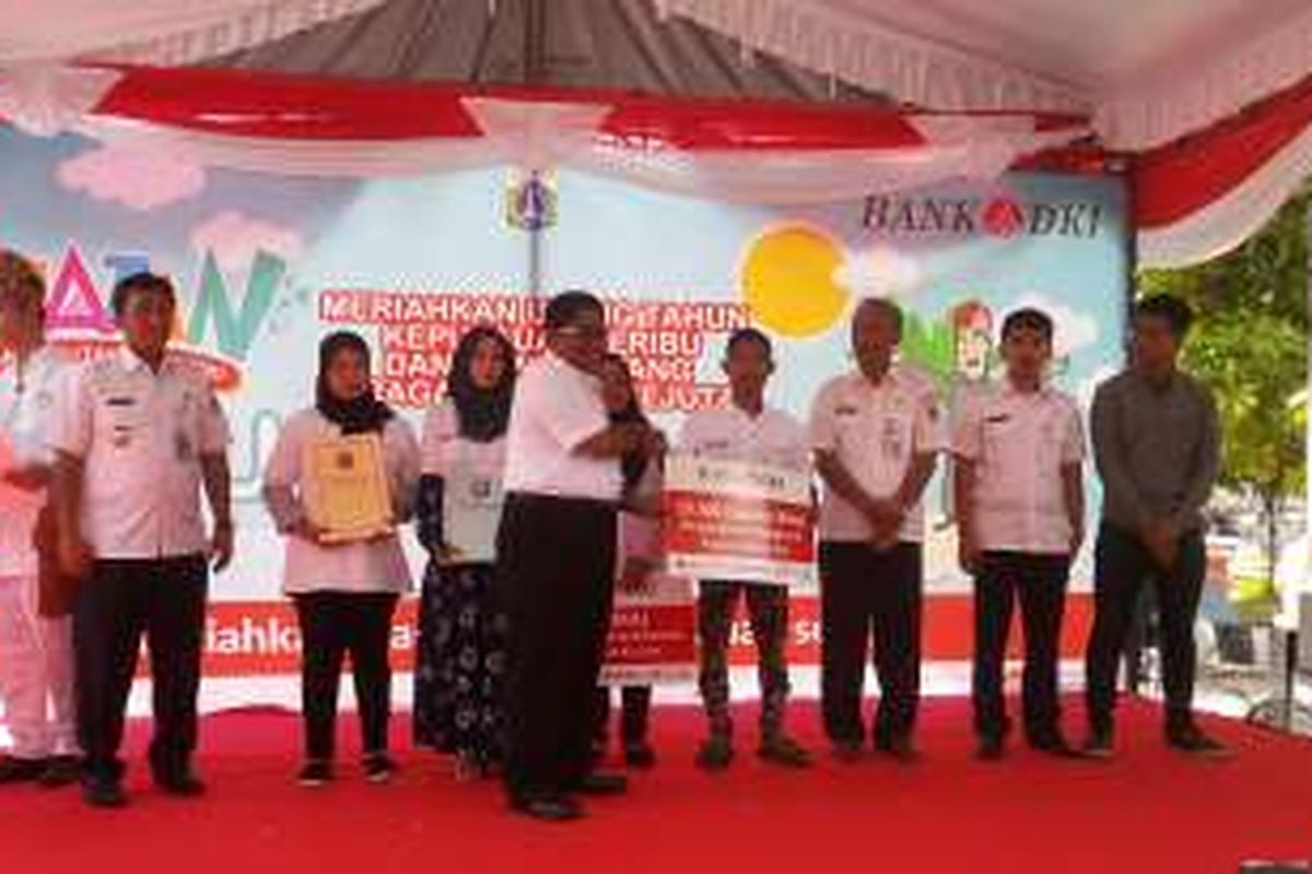 Pelaksana Tugas (Plt) Gubernur DKI Jakarta Sumarsono secara simbolis menyerahkan bantuan program CSR dari sejumlah perusahaan kepada warga Kepulauan Seribu dalam rangka HUT ke-15 Kabupaten Kepulauan Seribu yang jatuh pada Rabu (9/11/2016).