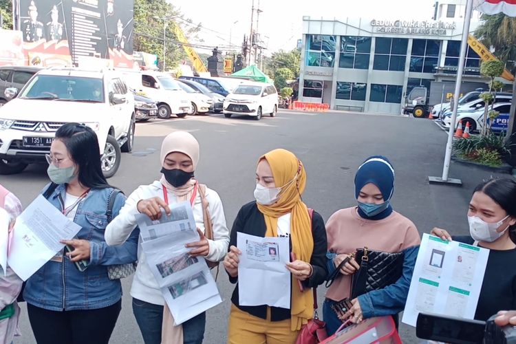 Delapan wanita yang merasa menjadi korban arisan macet mendatangi Polresta Malang Kota pada Senin (25/7/2022).