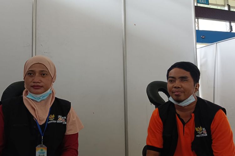 Ike dan Firman, terapis tunanetra yang siap layani pijat gratis untuk para pemudik di Terminal Pulogebang, Jakarta Timur, Kamis (20/4/2023).