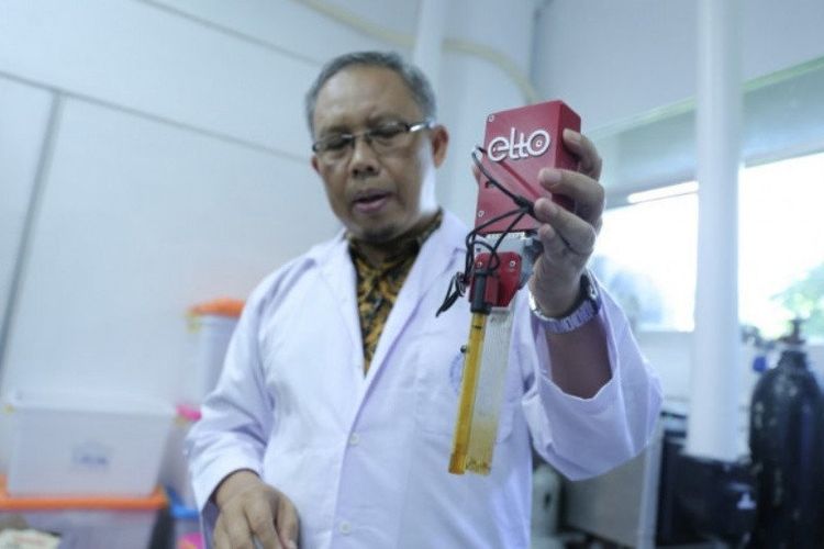 Dosen Fisika UGM Dr. Kuwat Triyana menunjukkan lidah elektronik (electronic tongue) atau Elto di Laboratorium Fisika Material dan Insumentasi (Fismatel) Departemen Fisika FMIPA UGM, Jumat (17/1/2020).