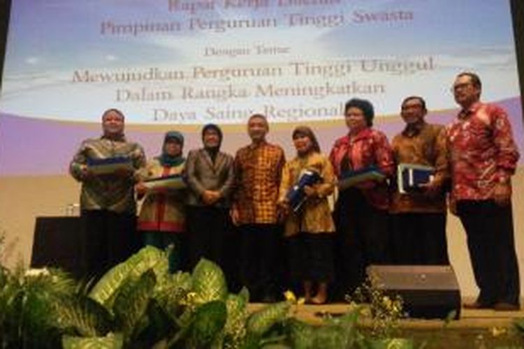 Program studi Teknologi Informasi (TI) Universitas Bina Nusantara (Binus University) meraih predikat Juara I Program Studi (Prodi) Unggulan 2014 dari Kopertis Wilayah III DKI Jakarta. Program TI Binus mengungguli 14 perguruan tinggi lainnya yang menjadi nominator dalam kategori tersebut. 