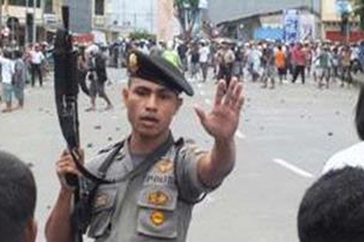 Suasana bentrokan antardua kelompok massa yang terjadi di Kota Ambon sejak Minggu (11/9/2011) siang hingga petang.