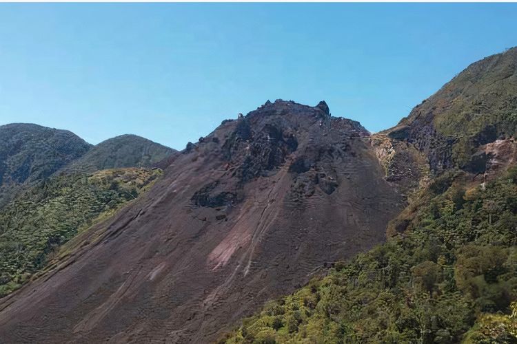 Gunung Anak Ranakah atau Nampar Nos (Namparnos) di Manggarai Timur, Nusa Tenggara Timur (NTT).
