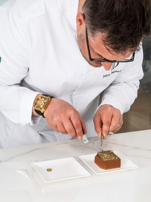 Chef Julien Dugourd membuat kue berbentuk dial Bell & Ross BR01 Cyber Skull Bronze