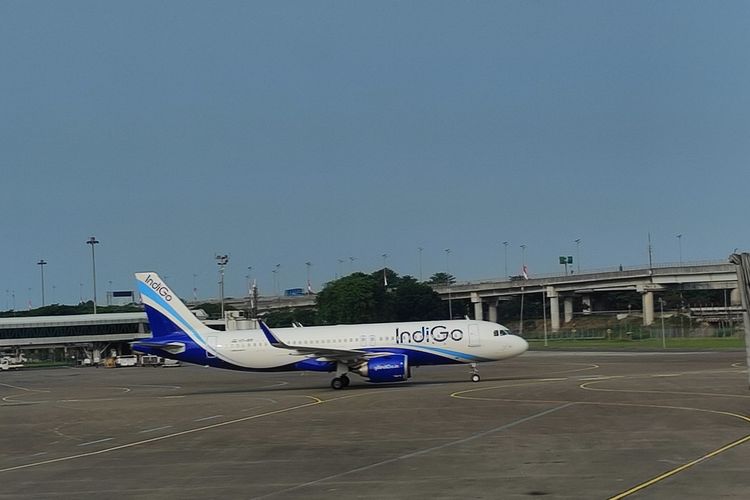 Maskapai yang berbasis di India, InterGlobe Aviation Limited atau IndiGo resmi mendaratkan rute penerbangan pertamanya di Indonesia, yakni untuk rute Mumbai-Jakarta di Bandara Internasional Soekarno-Hatta, Tangerang, Banten, Senin (7/8/2023). Ini menjadi penerbangan langsung pertama yang menghubungkan Indonesia dan India.