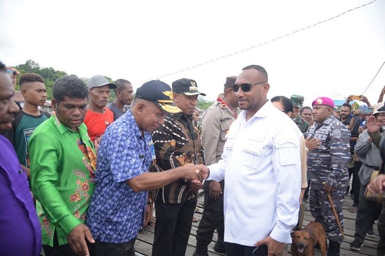 Anggota Komisi I Dewan Perwakilan Rakyat Republik Indonesia (DPR RI) Yan Permenas Mandenas di Kabupaten Supiori, Provinsi Papua, Minggu (26/2/2023). 
