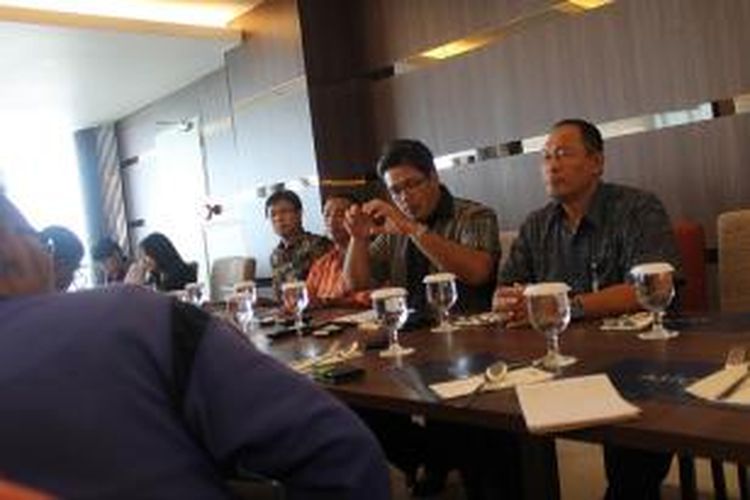 Kepala Perwakilan BI NTT, Naek Tigor Sinaga (kacamata baju motif NTT) bersama sejumlah petinggi BI Kupang memberikan keterangan pers kepada sejumlah wartawan di Hotel Aston, Kupang,Kamis (8/1/2015)