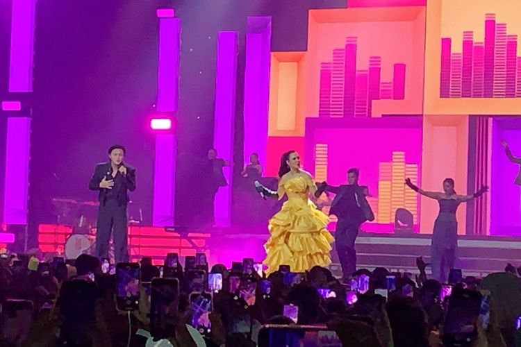 Raisa dan Rizky Febian berduet bawakan dua lagu di Allo Bank Festival 2022, di Istora Senayan, Jakarta, Jumat (20/5/2022)