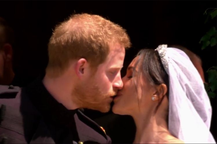 Meghan Markle dan Pangeran Harry akhirnya berciuman mesra di luar Kapel St.George, Windsor, setelah resmi menjadi pasangan suami istri.

