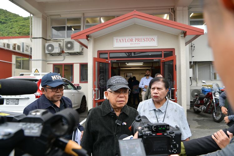 Wakil Presiden Ma'ruf Amin memberikan keterangan pers seusai meninjau rumah pemotongan hewan berstandard halal milik perusahaan Taylor Preston di Wellington, Selandia Baru, Kamis (29/2/2024).