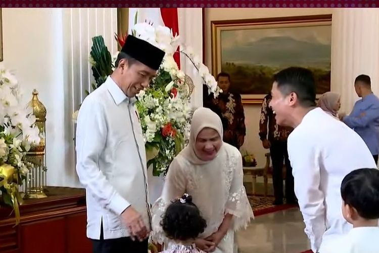 Presiden Jokowi dan Ibu Negara Iriana menyambut tamu acara Open House Istana dalam rangka Hari Raya Idul Fitri 1445 H, Rabu (10/4/2024).